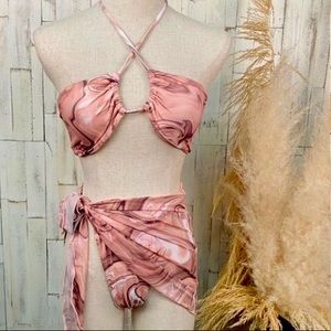 Selling this cute three piece swim suit 💕